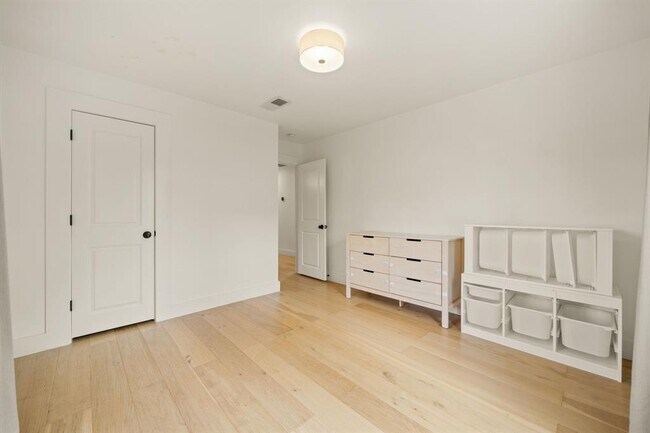 Building Photo - 912 Mansell Ave