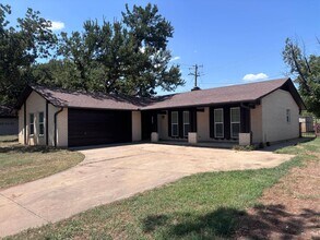 Building Photo - 3/2/2 Newly remodeled home with new appliances, flooring and much more!