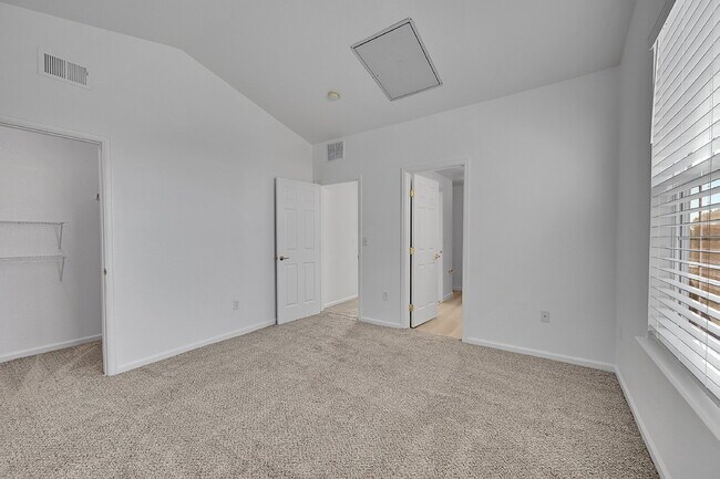 Building Photo - $1,900 - 2 Bed, 2 Bath Condo in Aurora with AC and In Unit Laundry!