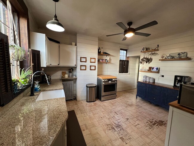 Building Photo - Charming 3 Bedroom with Lush Sunset Views ...