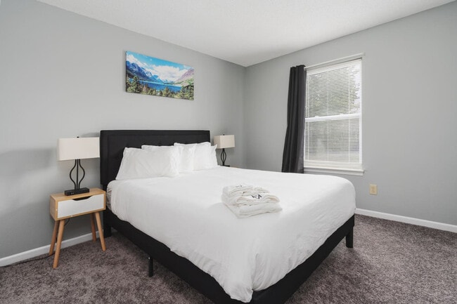 Building Photo - 2155 Shadowbrook Dr