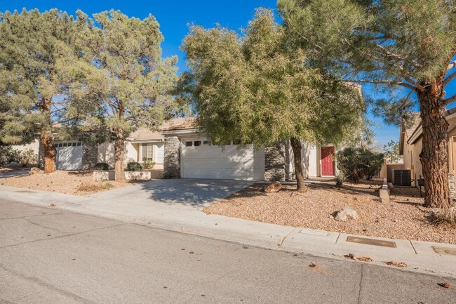 Building Photo - Honey, I’m Home! This Lovely 3 Bedroom, Two-Story Home Is Located In Summerlin.