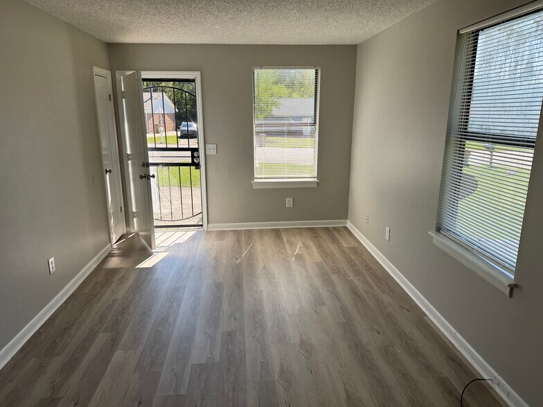 Building Photo - 3713 Village Trl