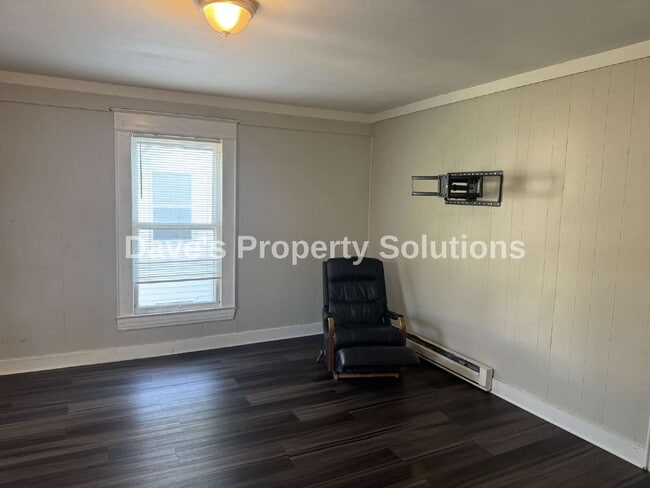 Building Photo - Move-In Ready Upstairs Unit | New Flooring, Eat-In Kitchen & Tons of Closets