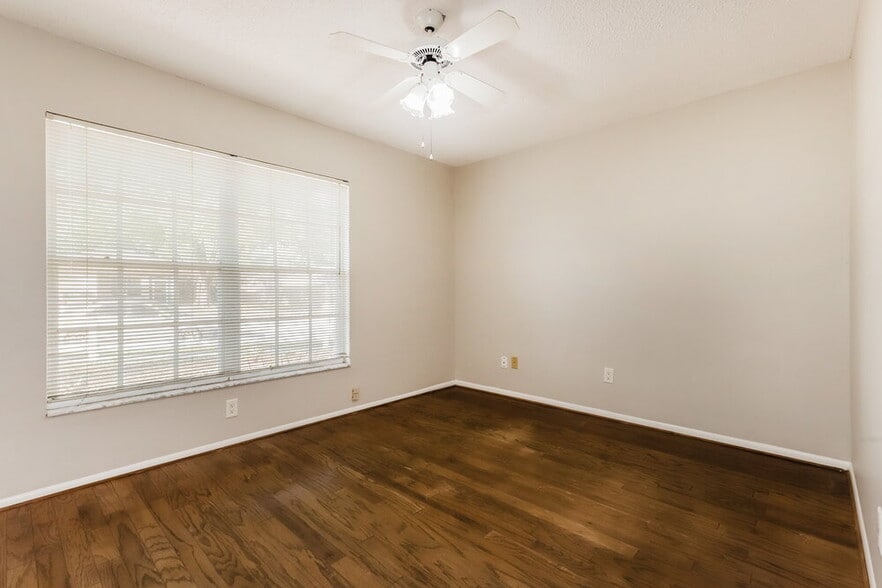 Building Photo - 1909 Chablis Ct