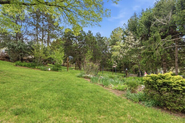 Building Photo - Spacious 5-Bedroom Home in Prestigious Blacksburg Country Club Estates