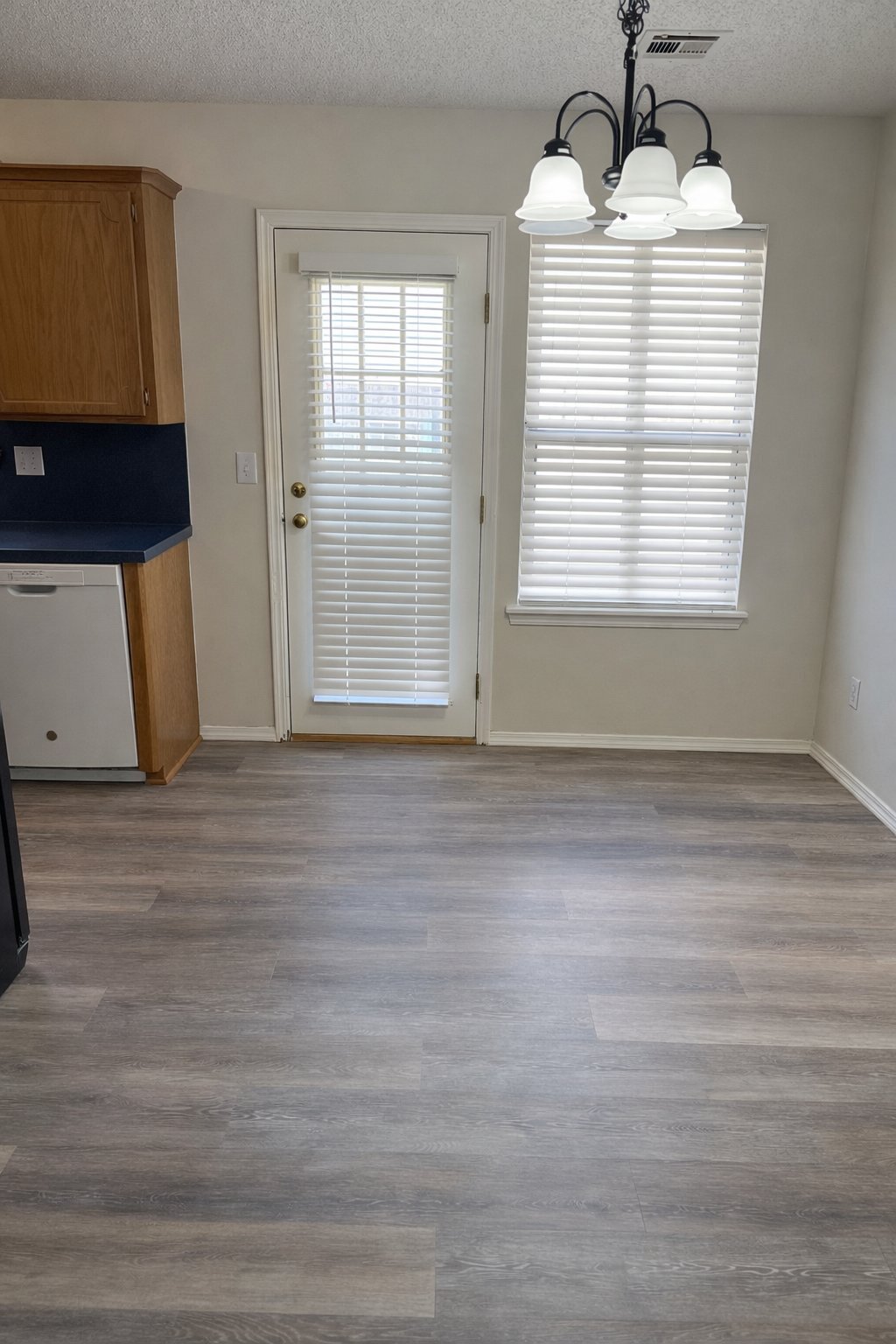 Building Photo - 1305 N Willow Dr