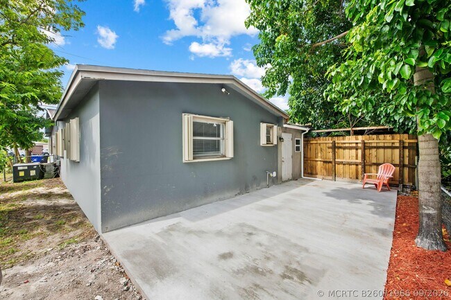 Building Photo - 6531 SW 19th St