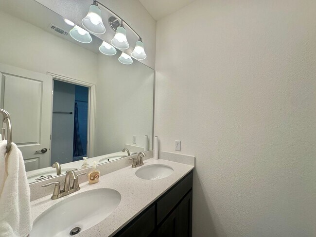 Building Photo - 4 Bed 3 Bath Austin Tx!!!! NEW MANAGEMENT