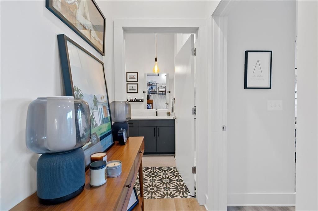 Building Photo - 112 Rogers St SE