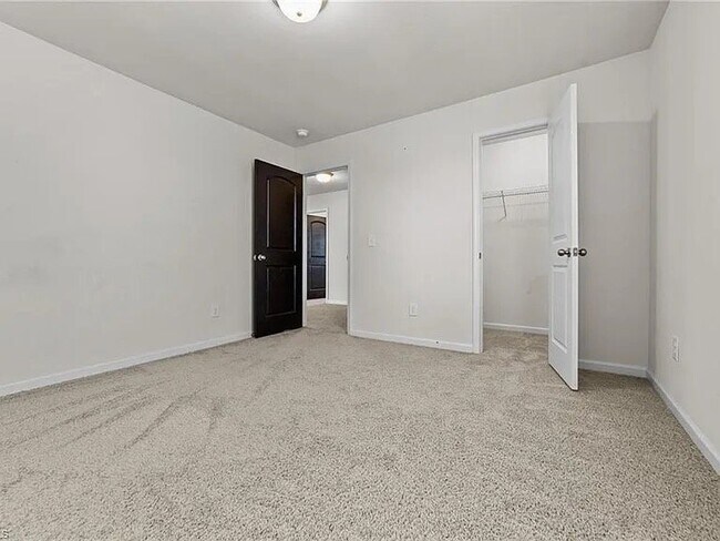 Building Photo - 4120 Vershire Ave