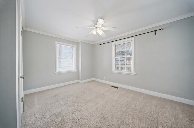 Building Photo - 4 Bedroom 2 Bathroom with large fenced in yard for Pets