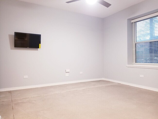 Building Photo - Brand new Luxury studio 2 blocks to the lake