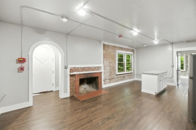 Building Photo - 616 W Maple St