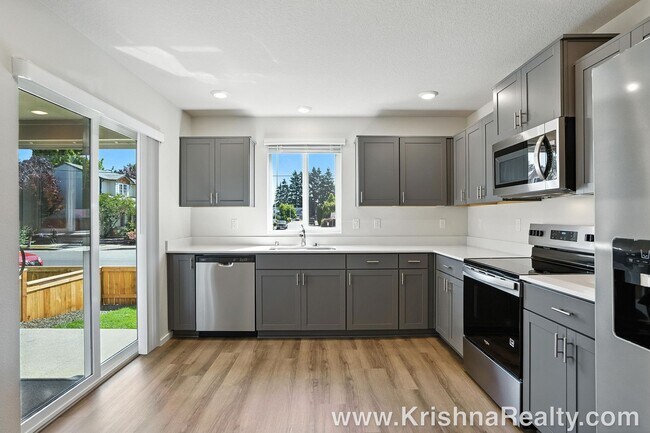 Building Photo - Modern & Spacious 3 BD* 2BA* Brand-New Sin...