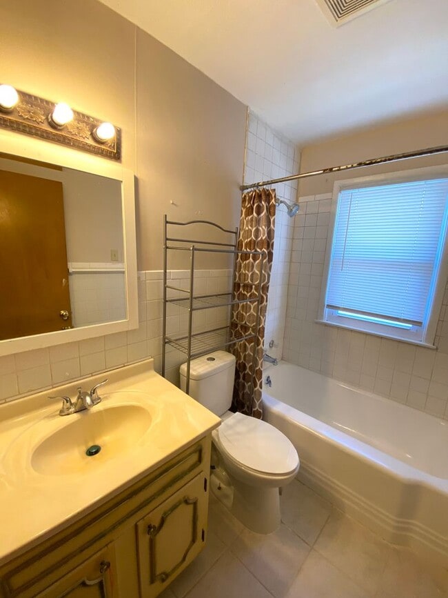 Building Photo - 2 Bedroom, 1 Bath Home for Rent in West Pe...