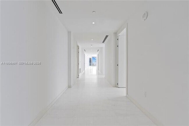 Building Photo - 300 Biscayne Blvd Way