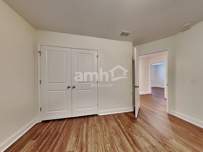 Building Photo - 215 Swan Dr