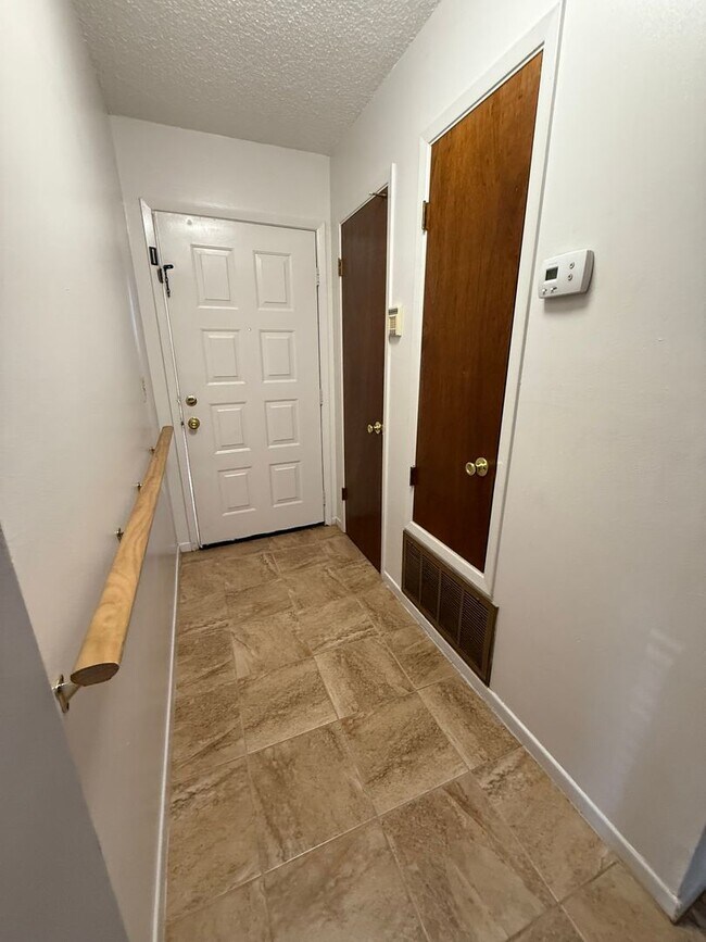 Building Photo - 126 Classic Ct