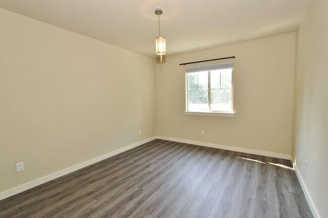 Building Photo - Immaculate Home w/Open Floor-Plan Nestled on the Boise Bench