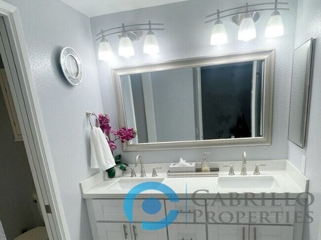 Building Photo - 640 Camino De Ln