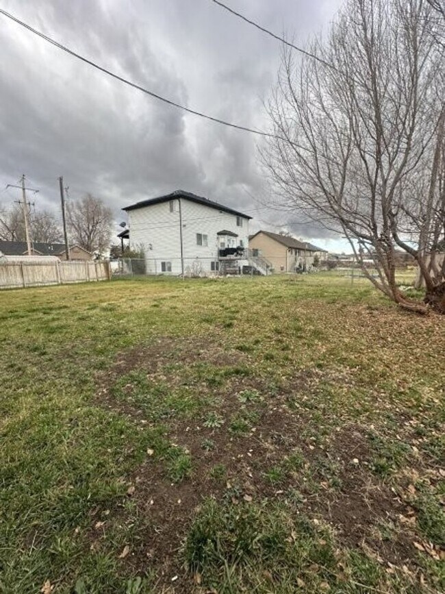 Building Photo - 700 700 W