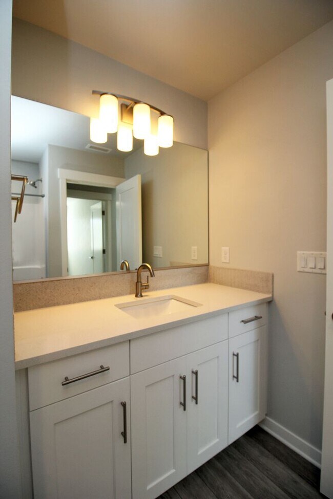Building Photo - Impeccable 3 Bed/2.5 Bath Townhome located...