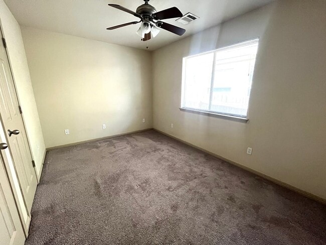Building Photo - 4 Bed House - North of UT Campus