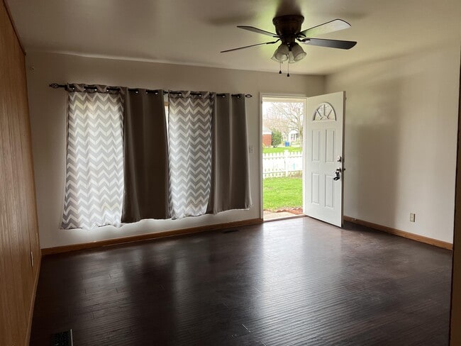 Building Photo - 3631 Decamp Dr