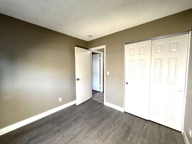 Building Photo - 2BR Condo - Utilities included