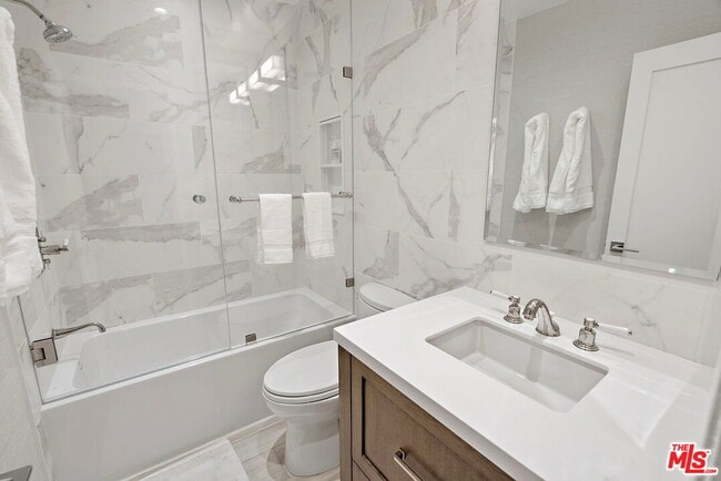 Building Photo - 838 S Barrington Ave