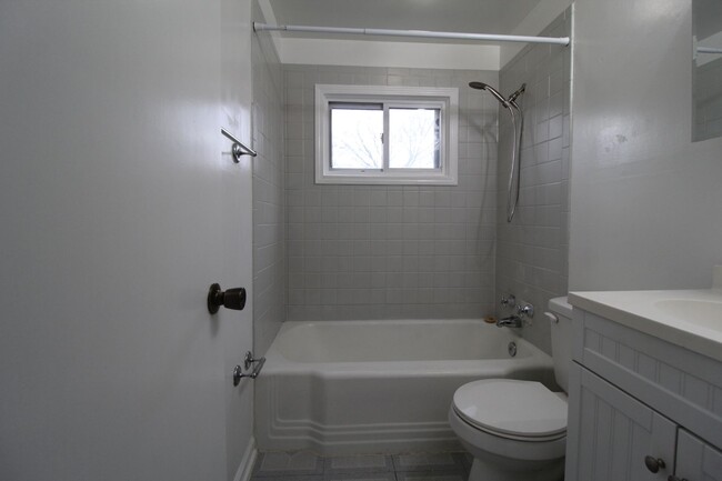 Building Photo - 2 Bedroom 1 Bath Home In The Waldo Area