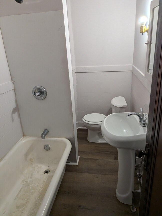 Building Photo - Small one bedroom apartment with Balcony