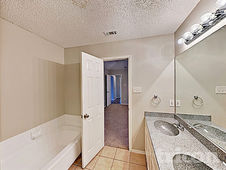 Building Photo - 206 Briarglen Dr