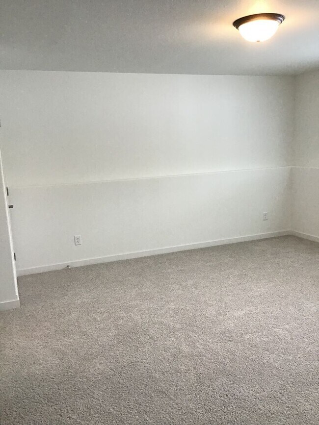 Building Photo - 3 Bed 3 Bath Single Family Home