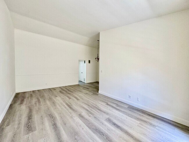 Building Photo - 333 Rexford Dr
