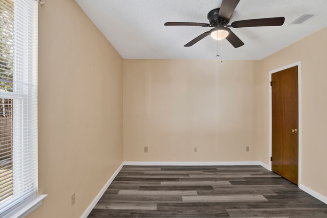 Building Photo - 3 bed 2 bath home with solar panels and la...
