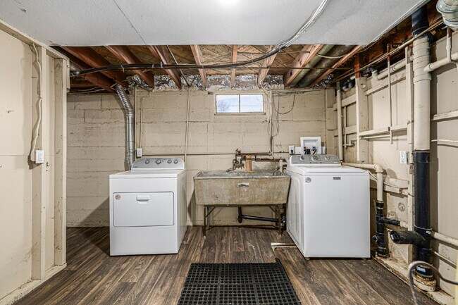 Building Photo - Lovely 5 Bed  / 2 bath in Boston Heights