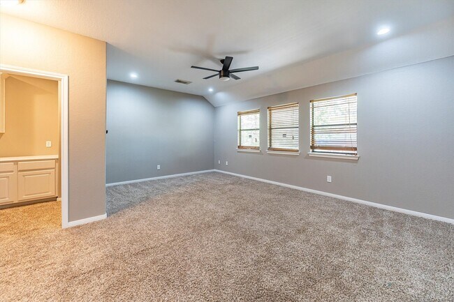 Building Photo - 3517 Oak Landing