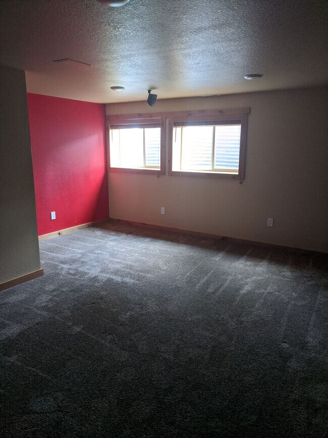 Building Photo - 5511 Old Farm Cir E