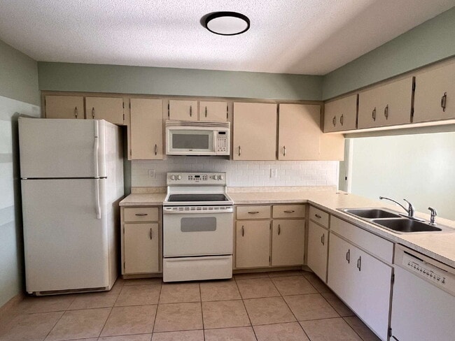 Building Photo - 113 Voss Ct