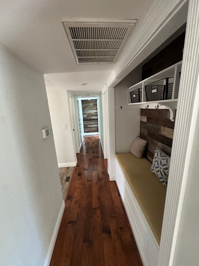 Building Photo - Meticulously Maintained Single-Story Home with Private Pool in Canterbury Village!