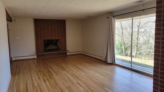 Building Photo - 3/1.5 home for rent close to downtown Sylva