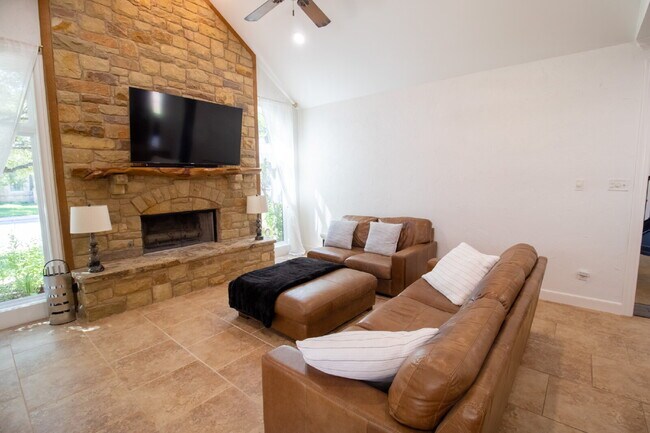 Building Photo - Luxury Living in Preston Manor