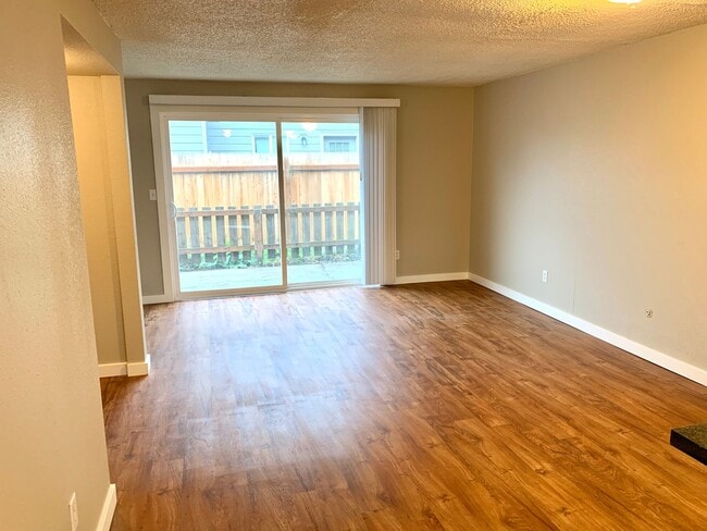 Building Photo - 2 Bedroom Town House!