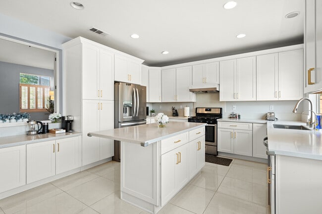Building Photo - 10919 Mirador Dr