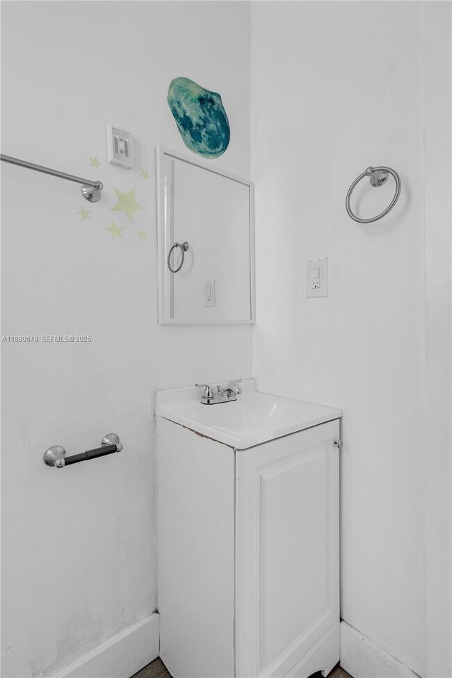 Building Photo - 110 NW 9th Ave