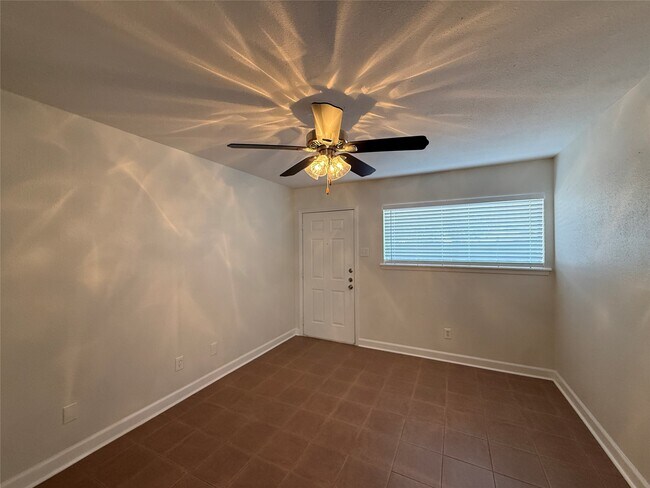 Building Photo - 1141 N Durham Dr