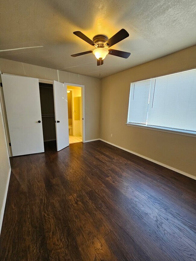 Building Photo - (2) Bed/2.5 (Bath)Townhome! Pool Access!