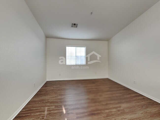 Building Photo - 611 Desert Silk Ct